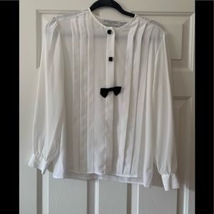 Vintage 8 petite bright white and black bow blouse